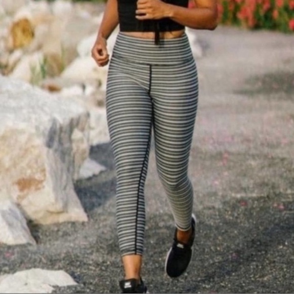 Zyia Active Aztec Adrenaline Black & Gray‎ Striped 7/8 Leggings Size 12 - Picture 1 of 11
